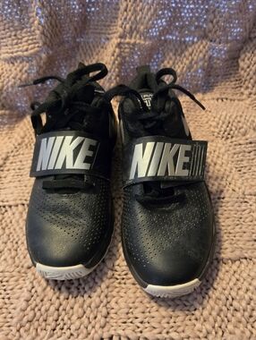 Nike Boys Team Hustle D8 Basketball Shoes Sizw 4Y